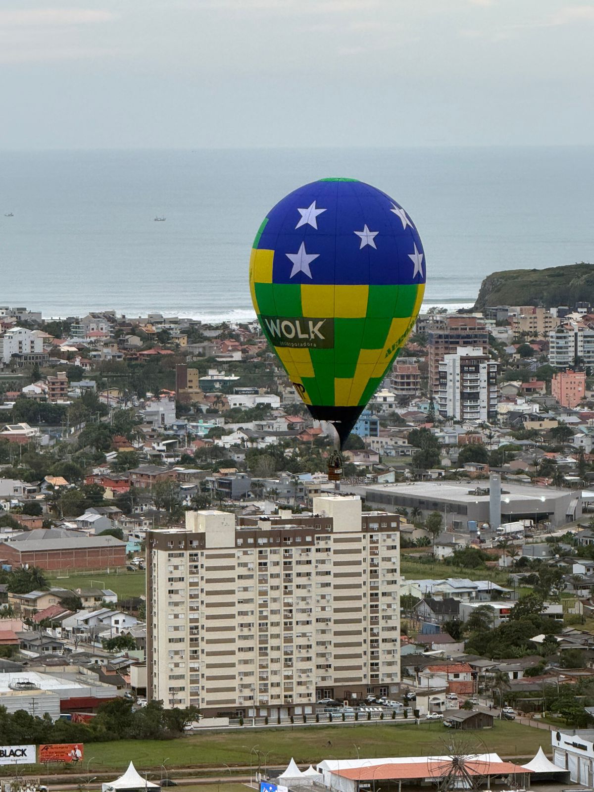 Torres e os balões durante o festival